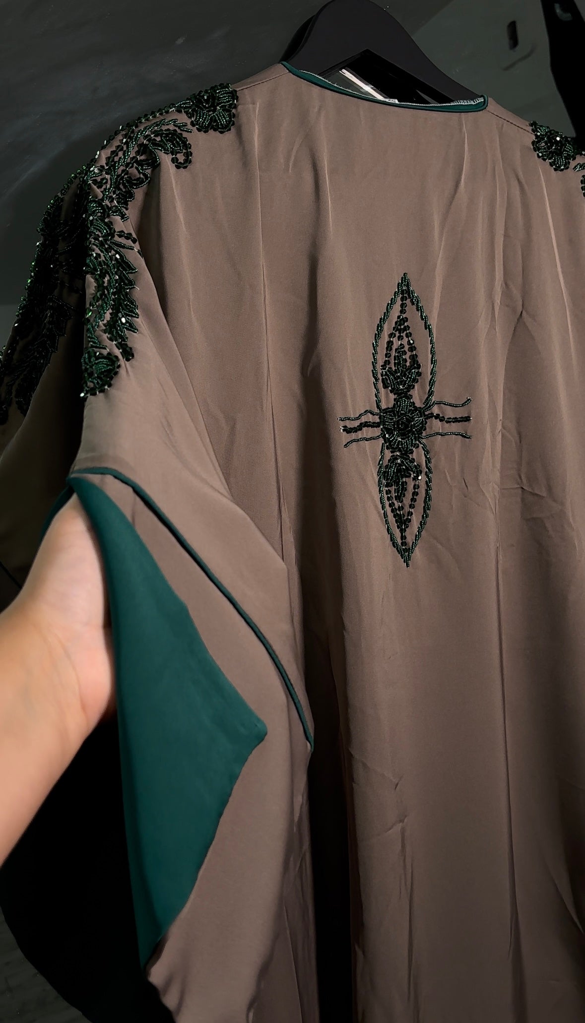 ABAYA TESNIM TAUPE ET VERTE