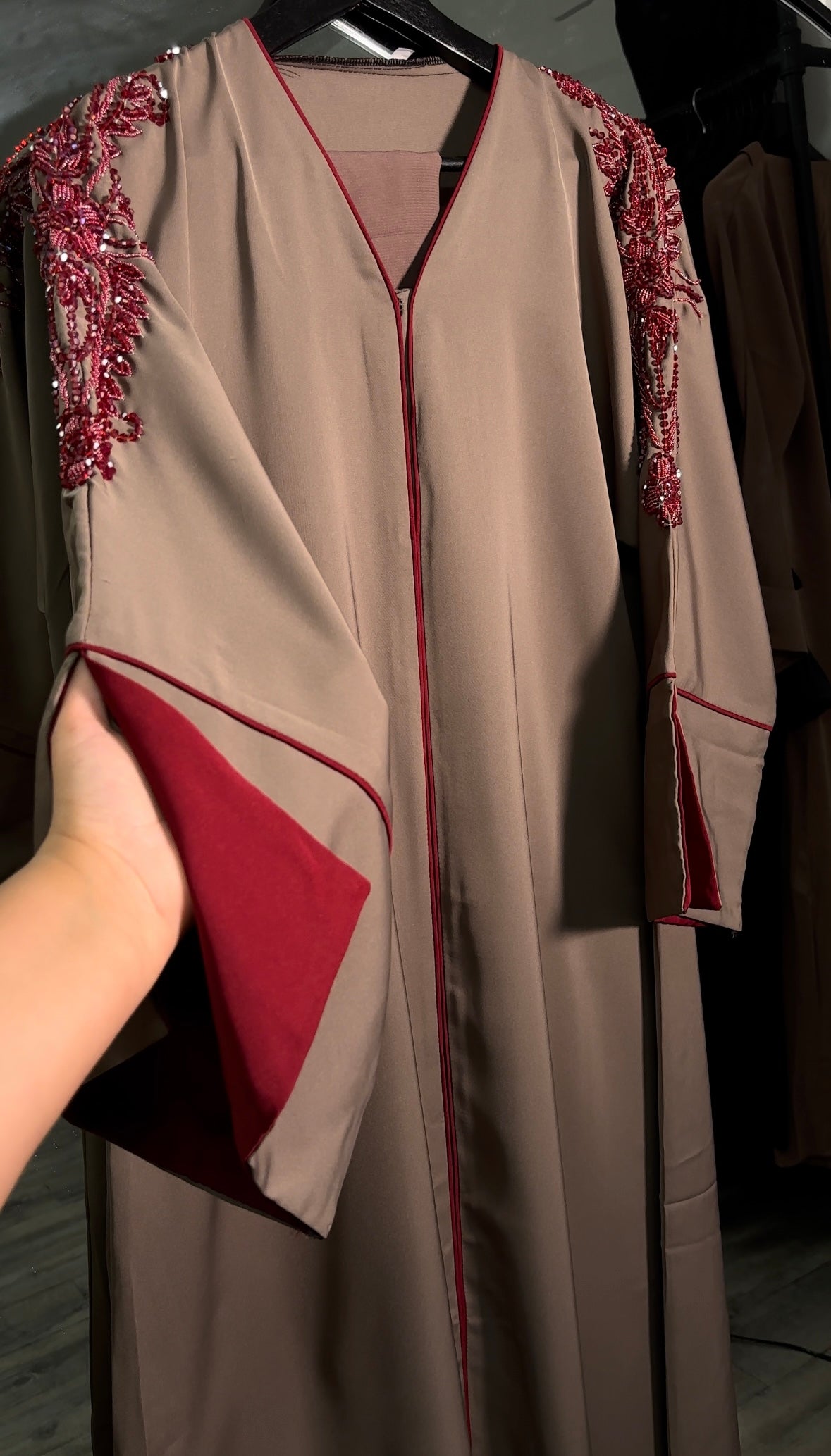 ABAYA TESNIM TAUPE ET BORDEAUX