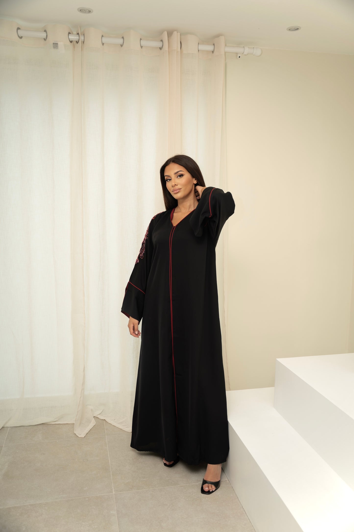 ABAYA TESNIM NOIR ET BORDEAUX