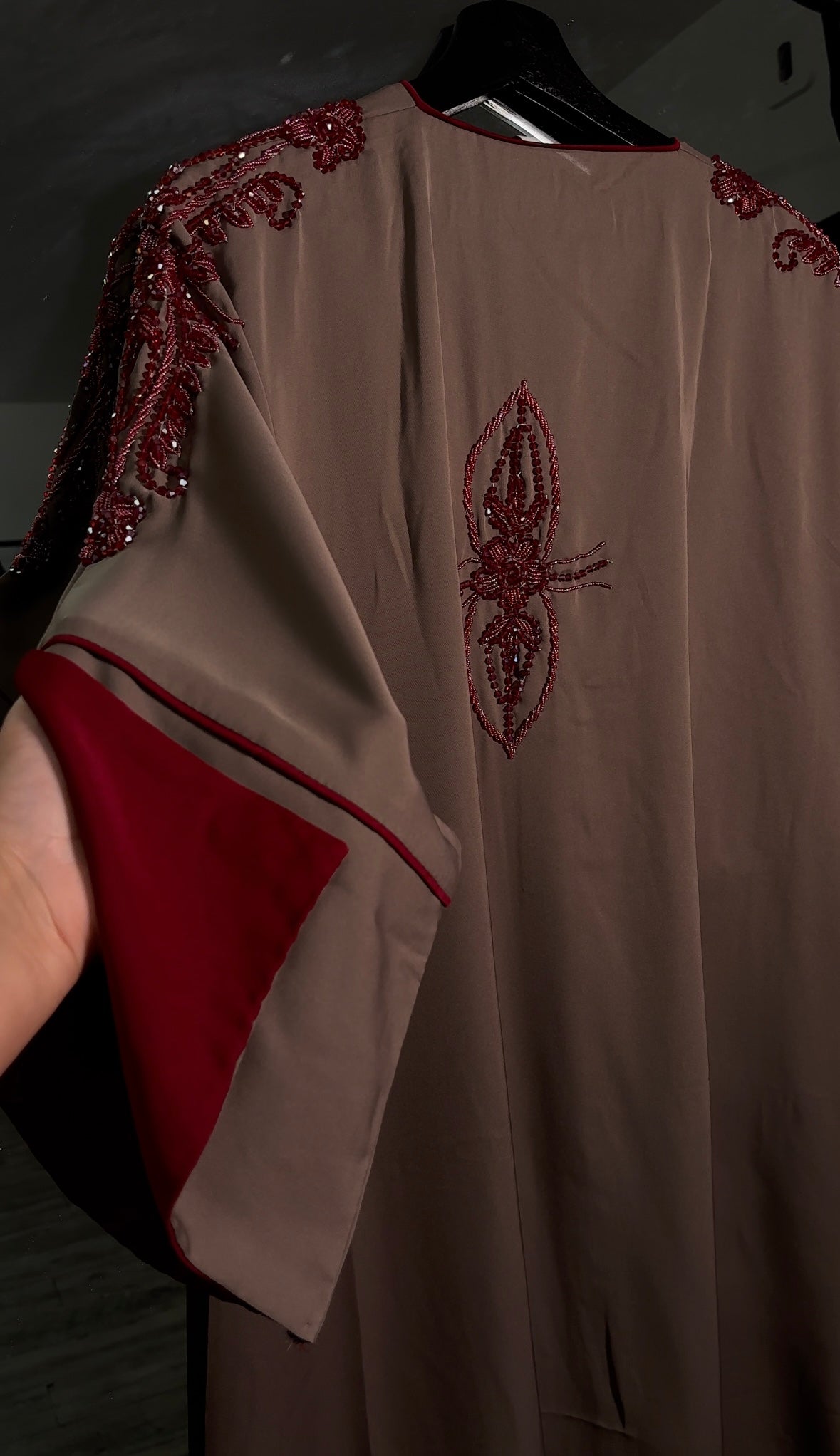 ABAYA TESNIM TAUPE ET BORDEAUX